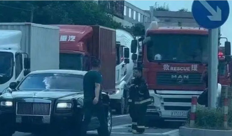 宁波消防车追尾牌照5个8劳斯莱斯，这场事故该谁赔钱？