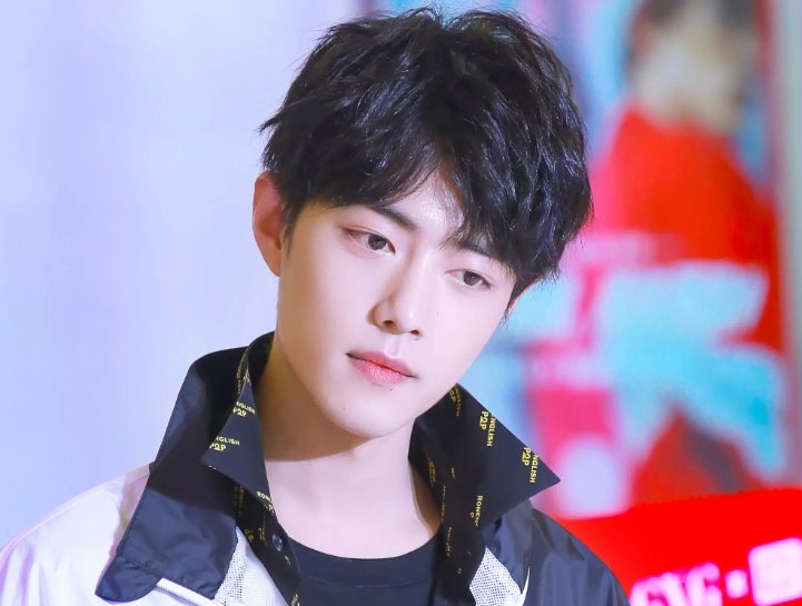 28岁成名的肖战,有几位贵人捧他?