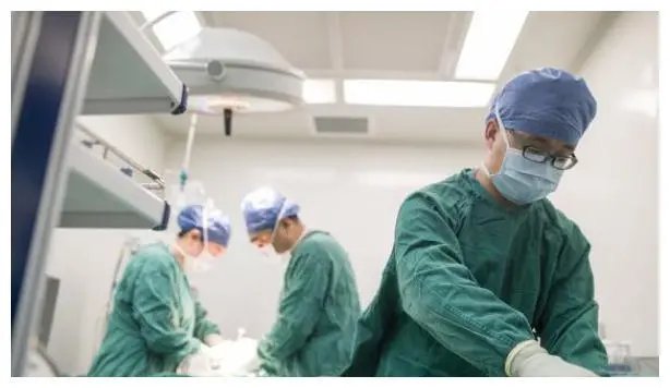 湖南高一少女在厕所内身亡,心脏位置两处刀伤,她究竟是被何人所害?