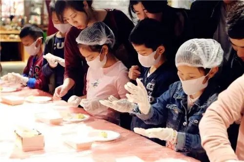 衢州一所小学的小学生卖自制月饼筹款助学，这些月饼的销售情况如何？