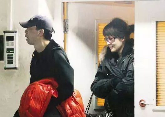 她被曝与冯小刚有绯闻后与老公离婚，半辈子游历情场，现还单身，是谁呢？