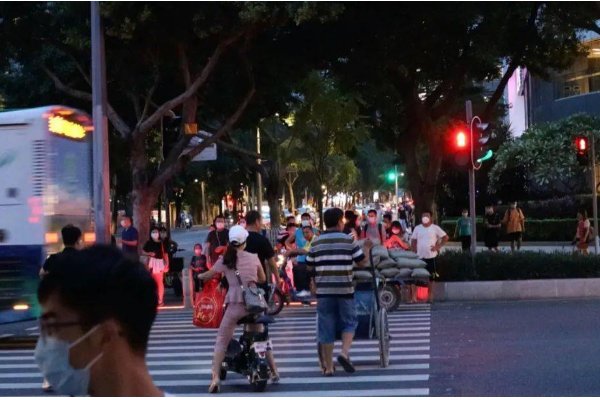 广州市区出现地上红绿灯,为何要在地上安红绿灯?