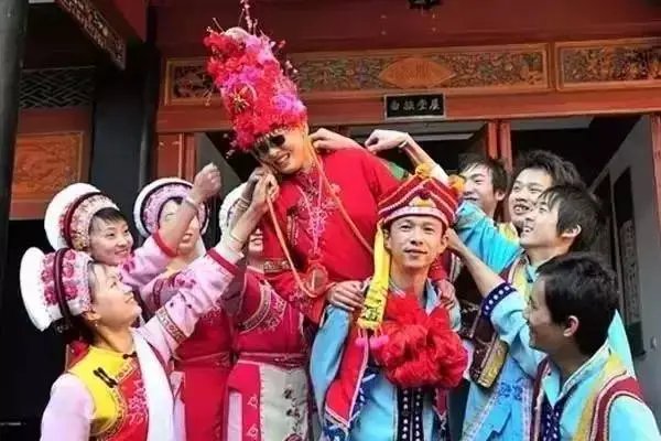 代表建议尽早取缔农村恶搞式婚闹，农村的恶俗婚闹是如何衍生出来的