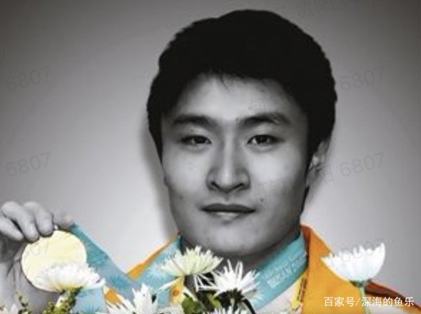 他是郭晶晶的初恋，女儿四个月大的时候意外身亡，妻子至今未嫁，他是谁？？