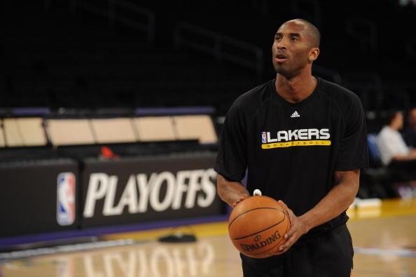 泪目!科比大女儿替父亲穿上名人堂夹克，现场还出现了哪些感人瞬间？