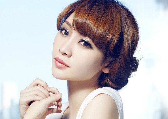 曾经一度爆红的柳岩，现在为什么被排挤了？