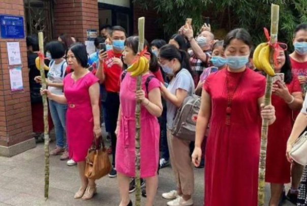 高考拿甘蔗上绑香蕉的寓意是什么呢？