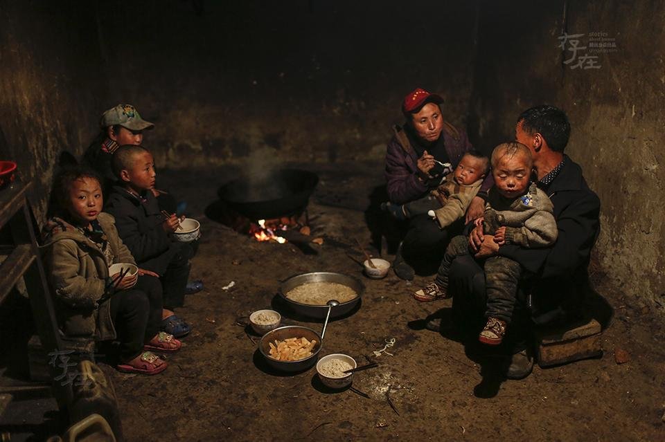 广西某酒店突降钞票雨引路人哄抢，抢到的钱需要归还吗？