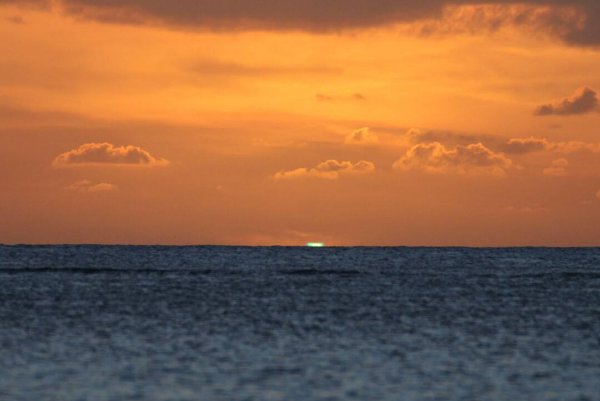 福建平潭现出现“太阳绿闪”，气象局专家对此有何解释？