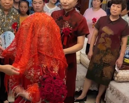 送女儿出嫁后，父母挤公交回家，让人心寒，怎么看待婆家人的行为？