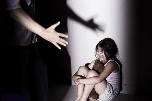 35岁肯尼亚男子因晚餐中没洋葱将妻儿残杀，最终得到了什么处罚？