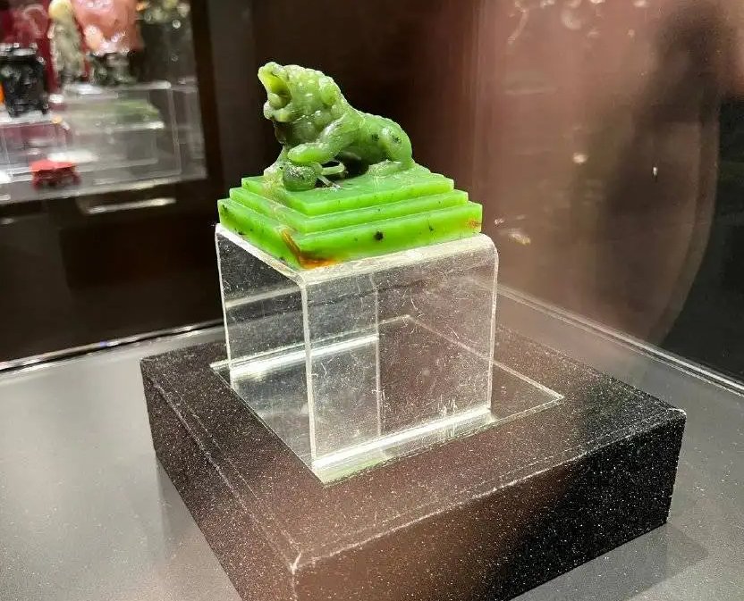 乾隆玉玺在巴黎展出拍卖，终以72万欧元落槌，被谁拍走了