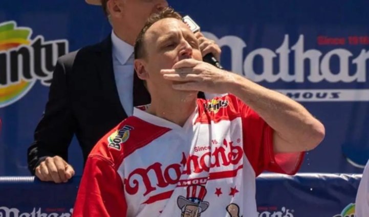 世界吃热狗大赛惊现大胃王，男子10分钟吞下76个，暴饮暴食有何危害？