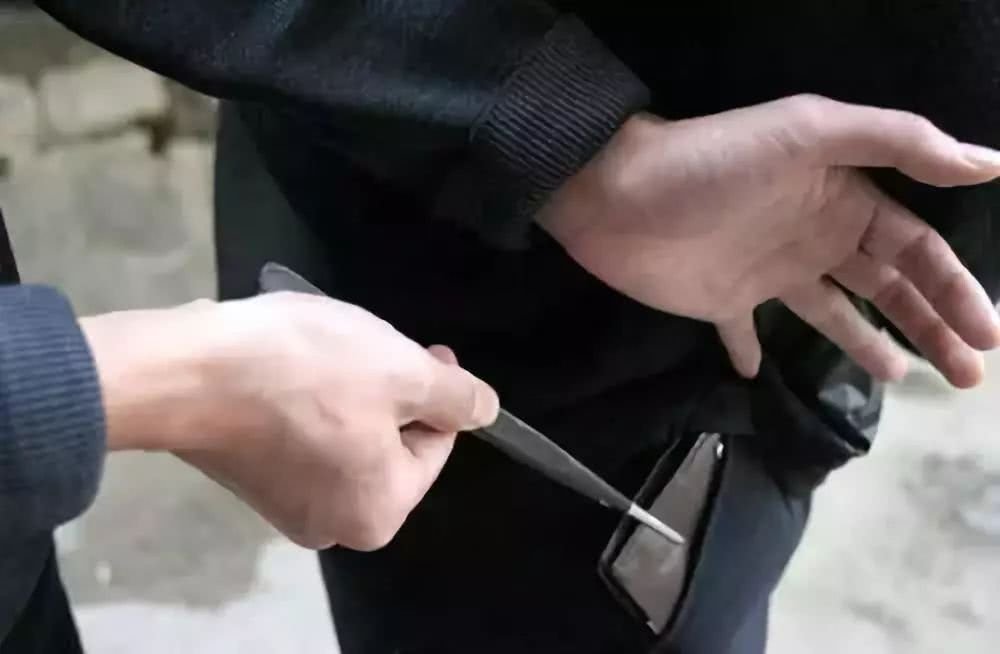 安徽57岁奶奶偷钱包被抓甩锅给孙子，你认为孩子当时的心理活动是怎样的？