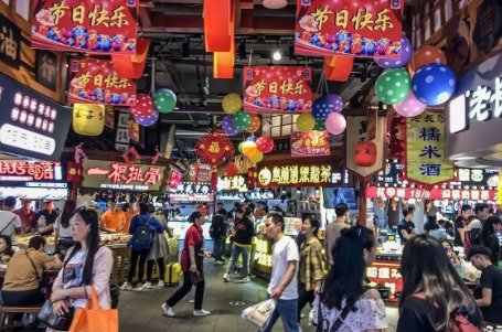 湖北城管一脚踢翻小贩摊位粗暴执法,如何做好对小商贩的监控?