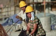 农民工怕弄脏座位坐地上车长一把扶起，车长的文明素养体现在哪？