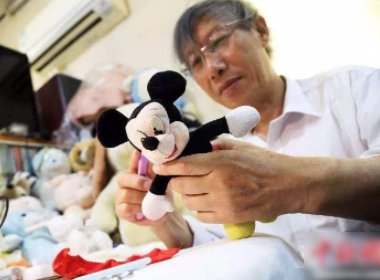 74岁退休老人开玩偶诊所修复上千玩偶，他的初衷是什么？