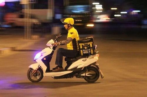 外卖小哥劝回逃逸肇事司机，小哥的举动是否值得我们学习？