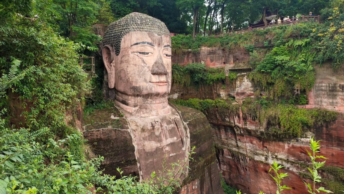 乐山大佛脸又双叒叕花了，为何乐山大佛的光鲜总是保持不了多久？