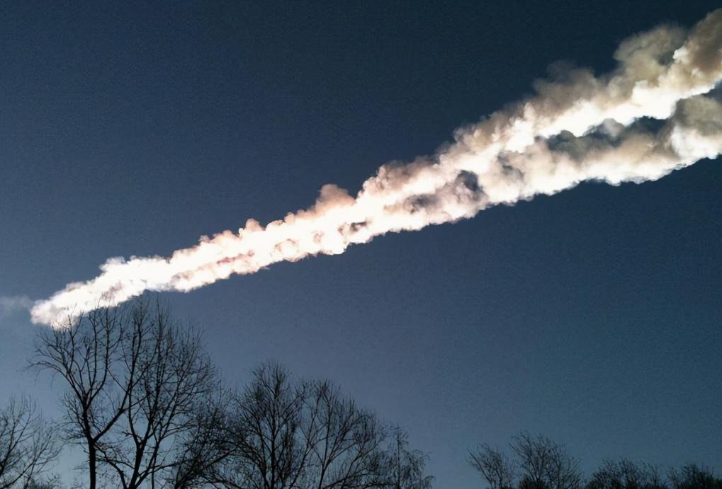 巨型火球深夜坠落台湾惹地上民众惊呼,这究竟是个什么东西?