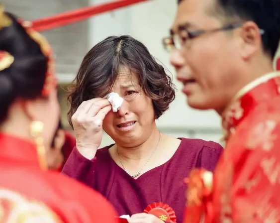 送女儿出嫁后，父母挤公交回家，让人心寒，怎么看待婆家人的行为？