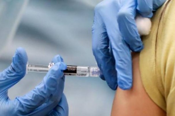 想要疫苗接种证书，意大利男子拿假臂接种，是如何被识破的？