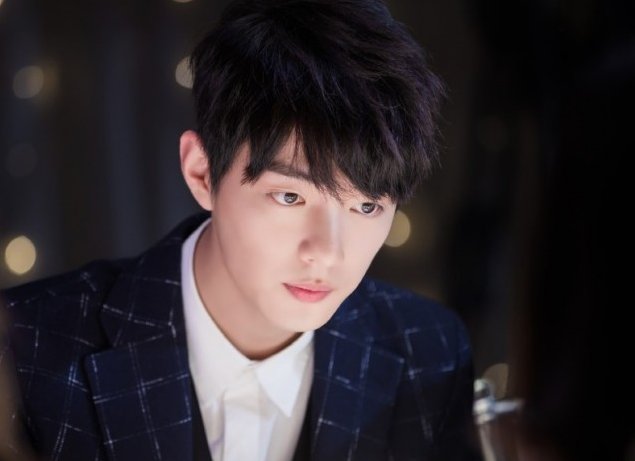 28岁成名的肖战，有几位贵人捧他？