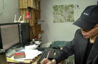 长沙男子蜗居出租屋21年复原《红楼梦》，你如何看待此男子的行为？