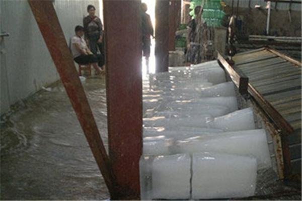 辽宁一楼房漏水楼道被冰封变冰帘洞，给业主们的出行带来了哪些不便？