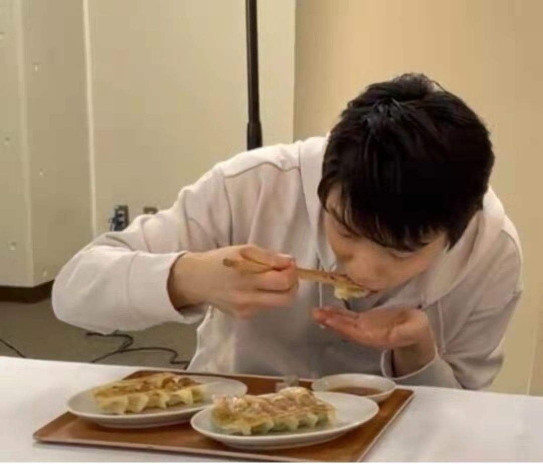 闭幕式光膀子旗手8块腹肌没了，冬奥村的伙食有多好？