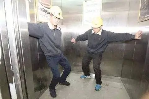 小区保安回应男孩被困电梯坠亡，小区物业需要承担什么责任？