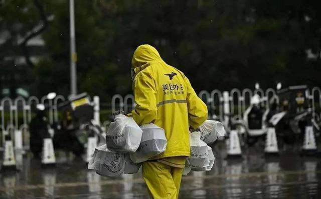 外卖小哥大火中救出同行,他的回应为何很暖心?