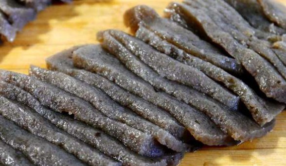 为什么魔芋丝通常是白色的,而魔芋块是黑色的