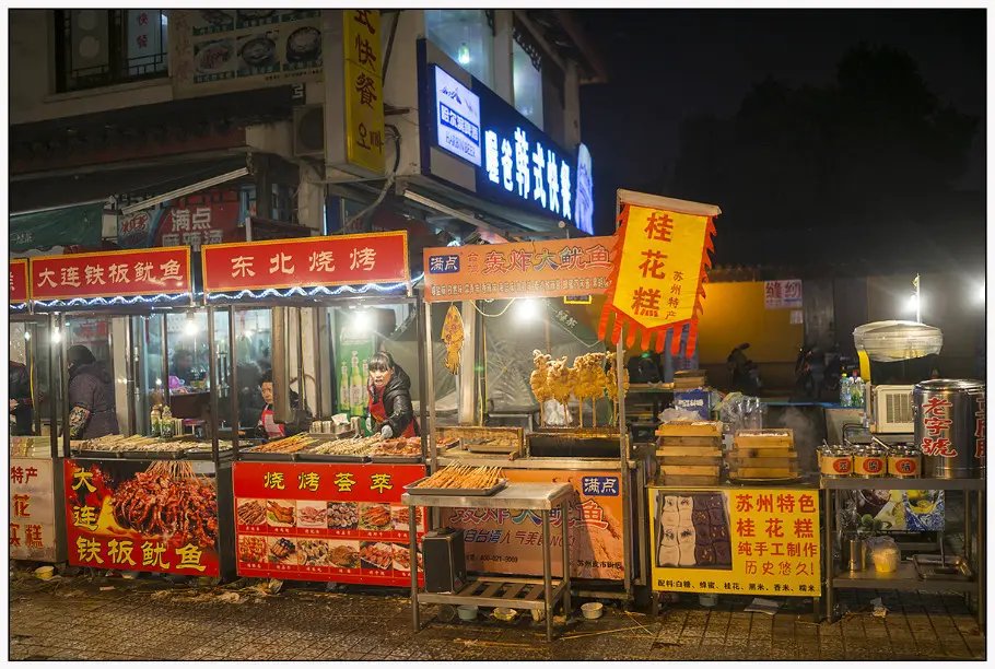 湖北城管一脚踢翻小贩摊位粗暴执法，如何做好对小商贩的监控？