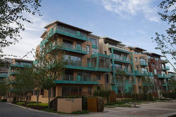 辽宁一楼房漏水楼道被冰封变冰帘洞,给业主们的出行带来了哪些不便?