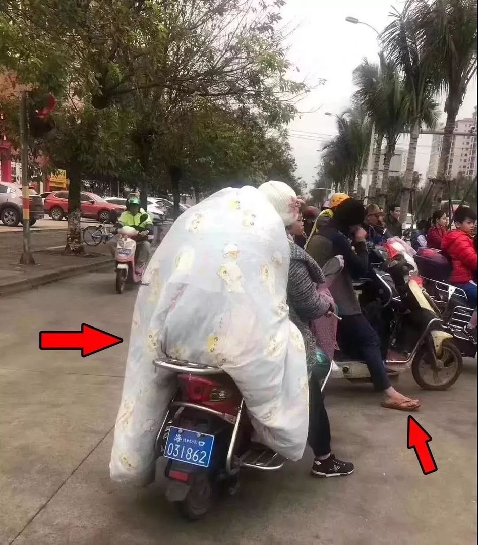 洛阳街头两小伙披棉被骑车,为何天气寒冷都阻挡不了骑行者?