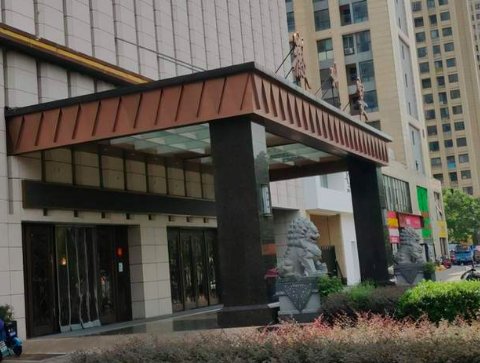 遛狗事件后徽州宴暂停接待散客，网友怎么看？