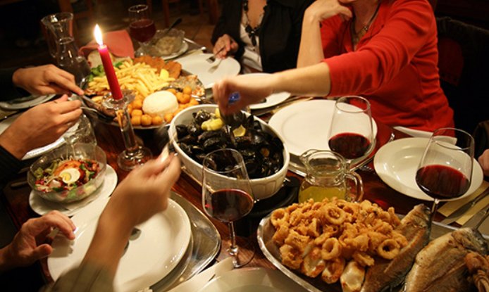 世界吃热狗大赛惊现大胃王，男子10分钟吞下76个，暴饮暴食有何危害？