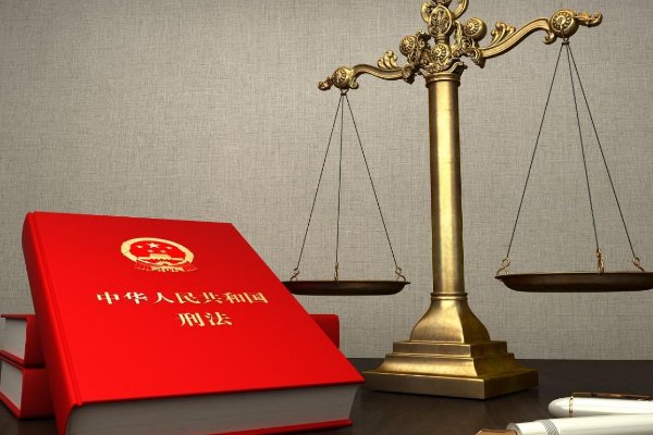 警方撤销对辱骂社区书记女子的行政处罚，处理此案的警官是被如何处罚的？