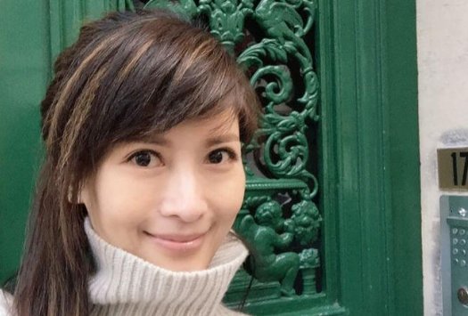 她被曝与冯小刚有绯闻后与老公离婚，半辈子游历情场，现还单身，是谁呢？