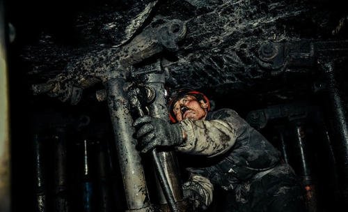 河南一煤矿发生煤与瓦斯突出事故，当地相关部门采取了什么举措？