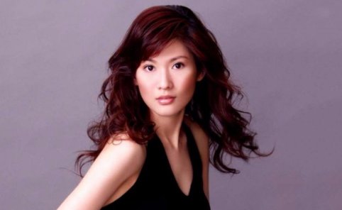 她被曝与冯小刚有绯闻后与老公离婚，半辈子游历情场，现还单身，是谁呢？