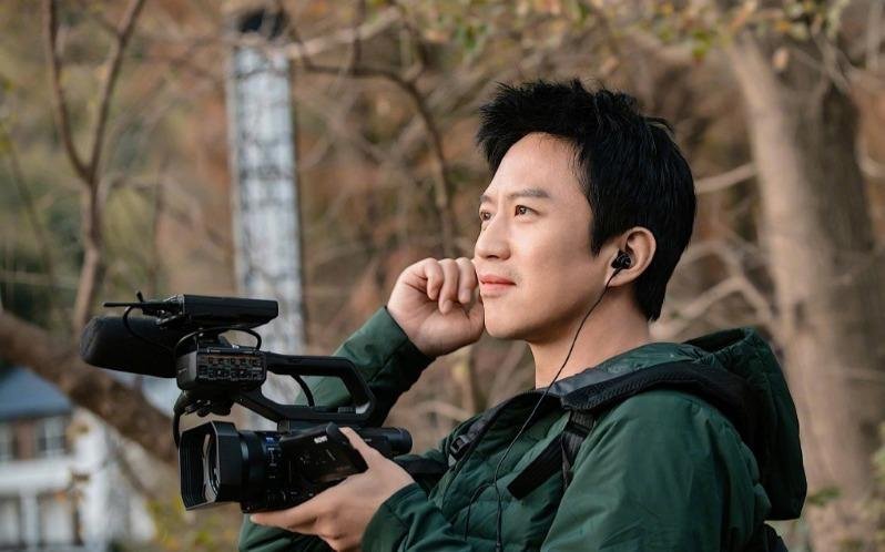 邓超人民日报撰文谈奋斗者,他是如何定位自己的?