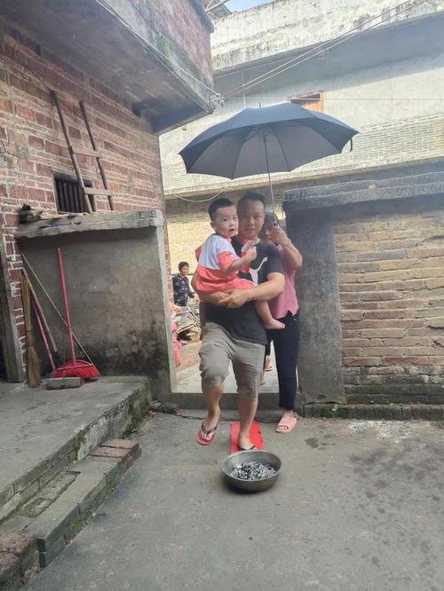 广西3岁失踪男孩回家后：总摇头带哭腔说“不要”，他是怎样被找回的？