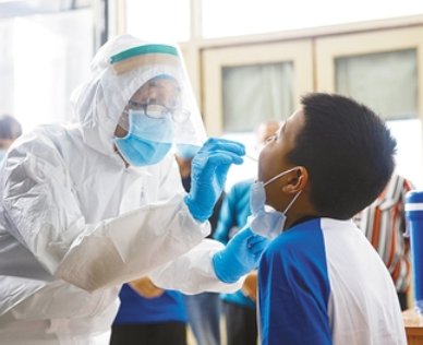 疫情之下的新型职业核酸检测员，日薪上千，他们的工作有多艰辛？