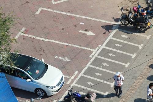 小区停车位不足，邻居家老人天天去蹲点抢车位合理吗？