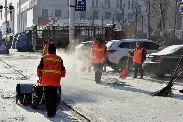 黑龙江一60岁男子帮保洁员妻子扫雪身亡，你对此事有何看法？