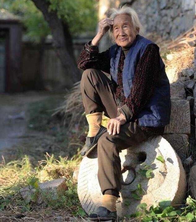 湖北一女子出门，爷爷听到车声出门目送孙女远去，如何从心理学看待此事？