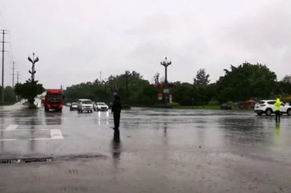 成都龙泉积水严重,暴雨天气出门应该注意什么?