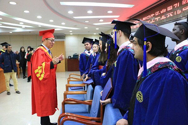 陕西西安一高校全班29人有26人读研，学霸班是如何养成的？